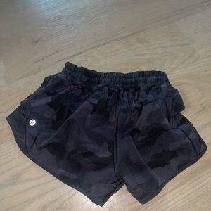 Black camo hotty hot short 2.5 inch seam